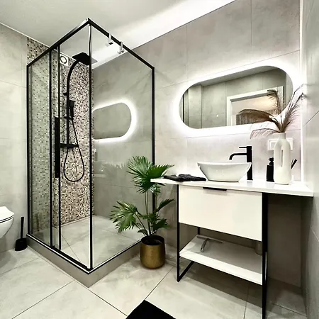 Moonlight ~ Self Check-in 24 ~ Parking & Lift Apartment