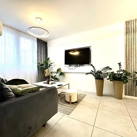 Moonlight ~ Self Check-in 24 ~ Parking & Lift Apartment *