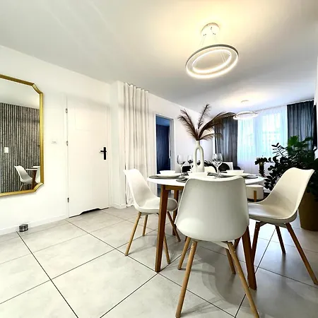 Moonlight ~ Self Check-in 24 ~ Parking & Lift Apartment