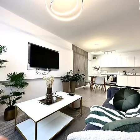 Moonlight ~ Self Check-in 24 ~ Parking & Lift Apartment *